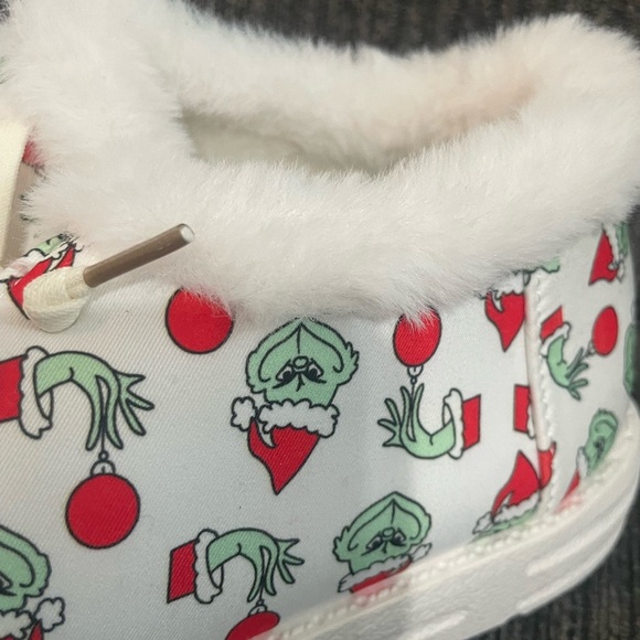 Grinch Slippers!! Don’t sleep on these! Like new condition! Size 8/8.5 US - Picture 2 of 4